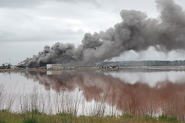 โรงงานที่เกิดอัคคีภัย โดยมีควันปกคลุม