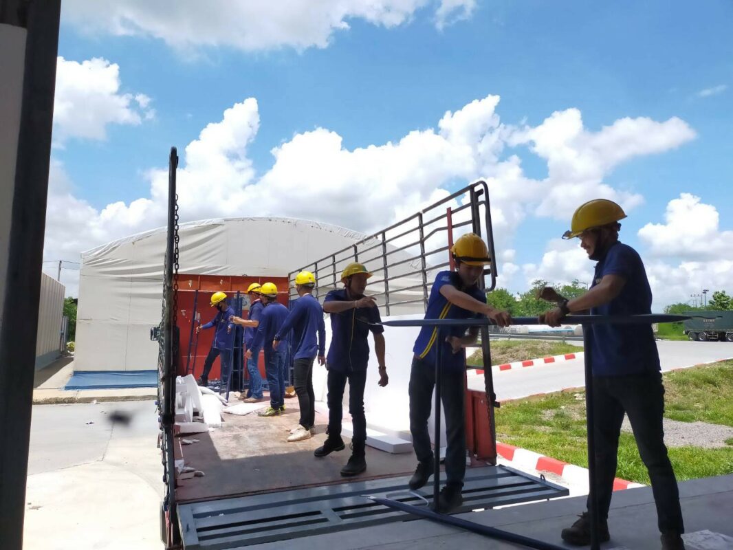 ทีมช่างติดตั้งงาน