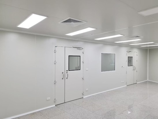 บานประตู / บานหน้าต่าง ในห้องควบคุมอุณหภูมิ